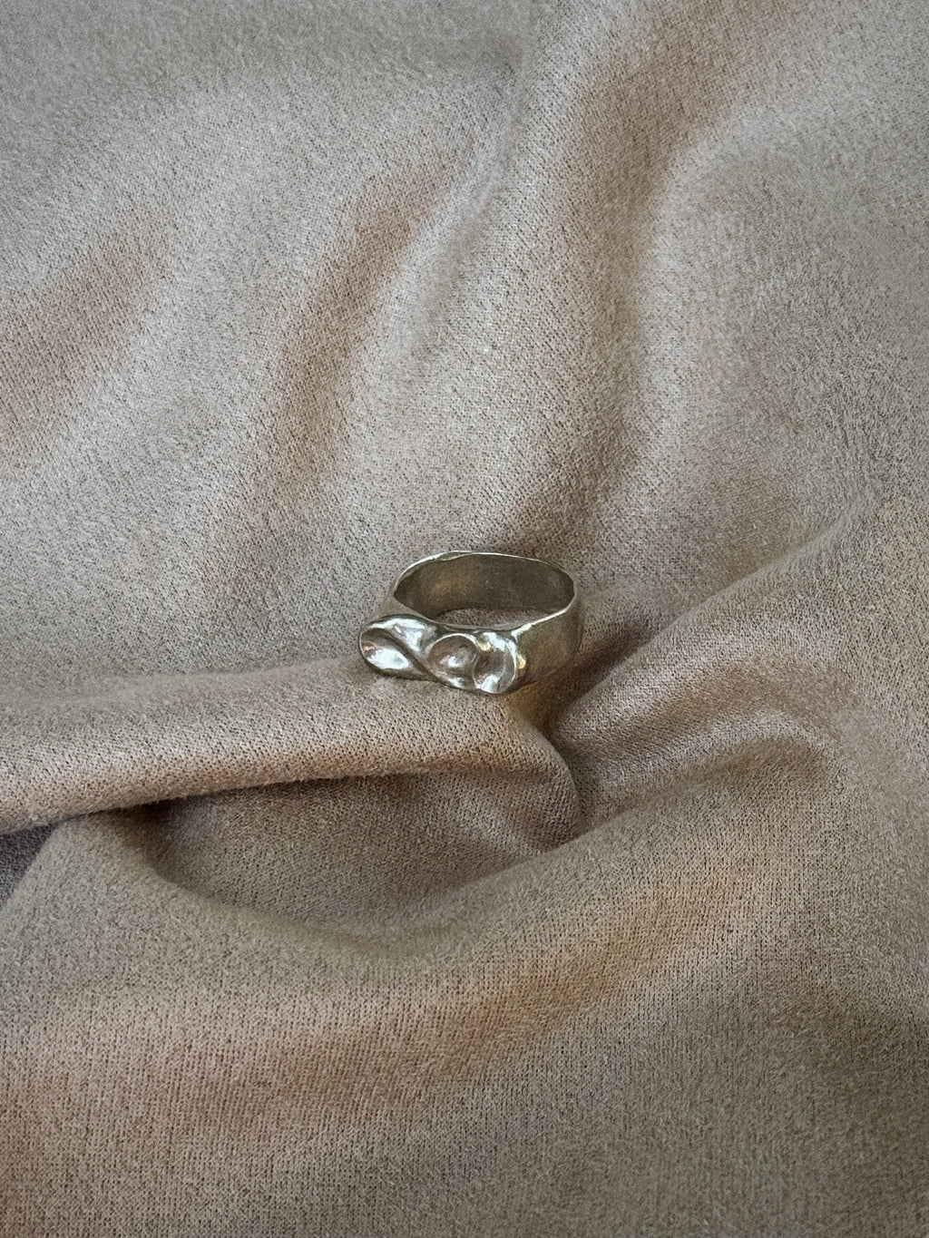 Curve ring