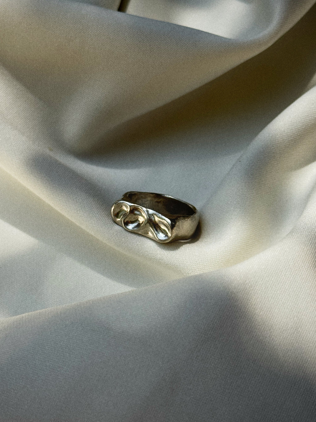 Curve ring