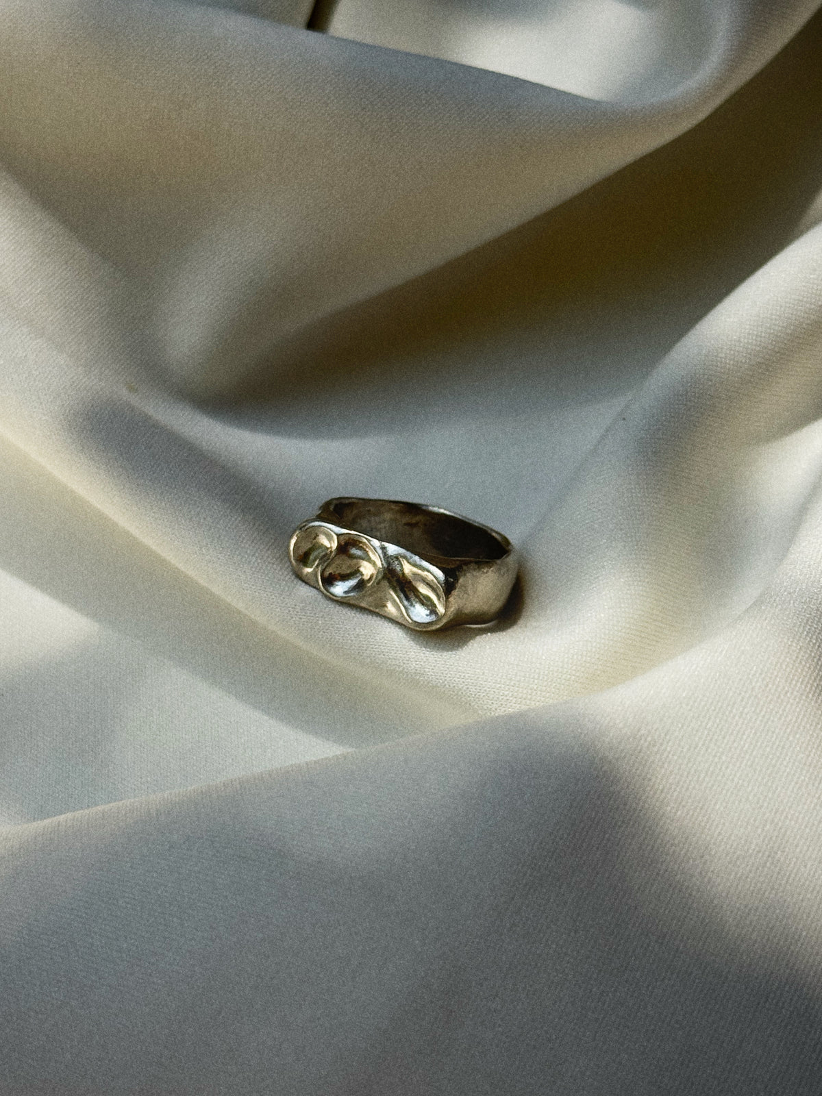 Curve ring